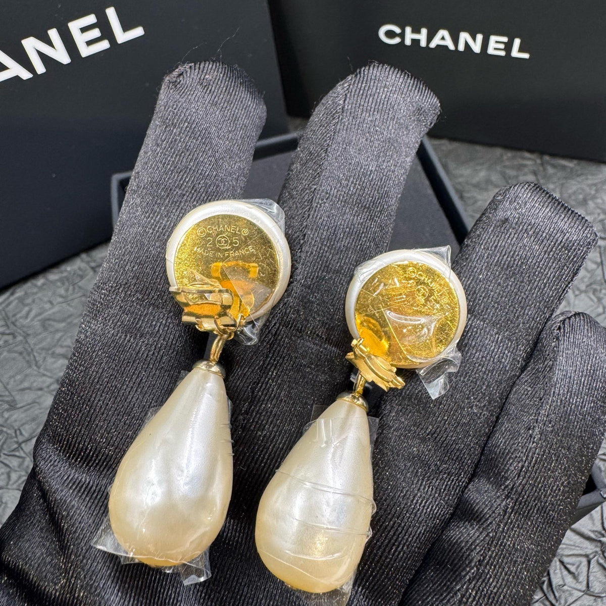 Chanel - Other - Gold-tone metal with pearl-effect drops. - White