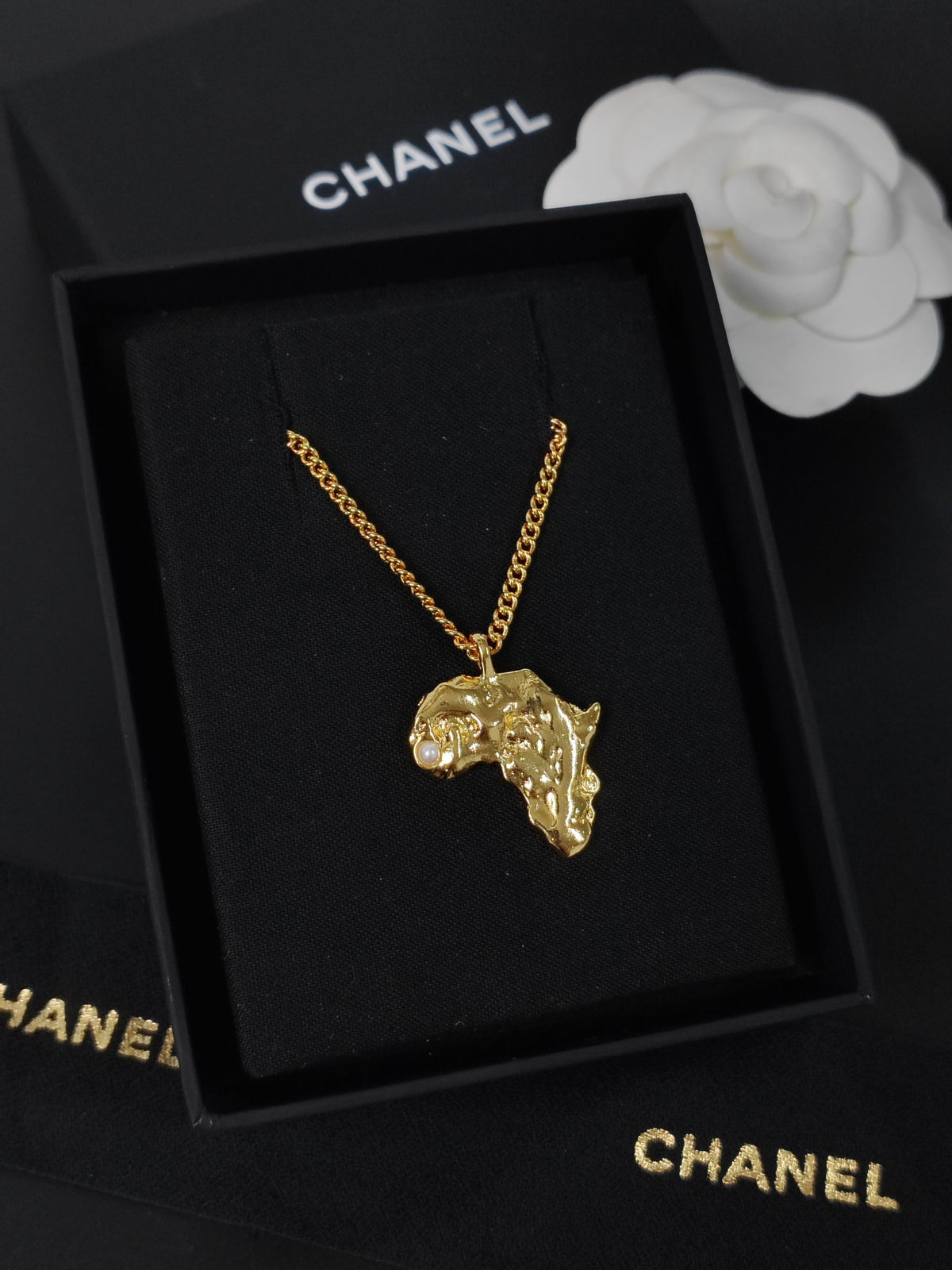 Chanel - Other - Gold-tone metal with pearl-like and crystal accents - Gold