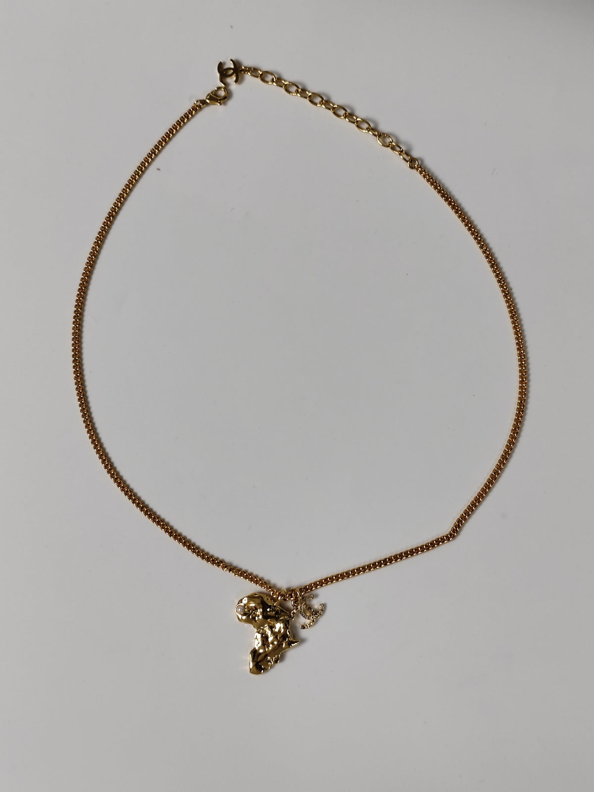 Chanel - Other - Gold-tone metal with pearl-like and crystal accents - Gold