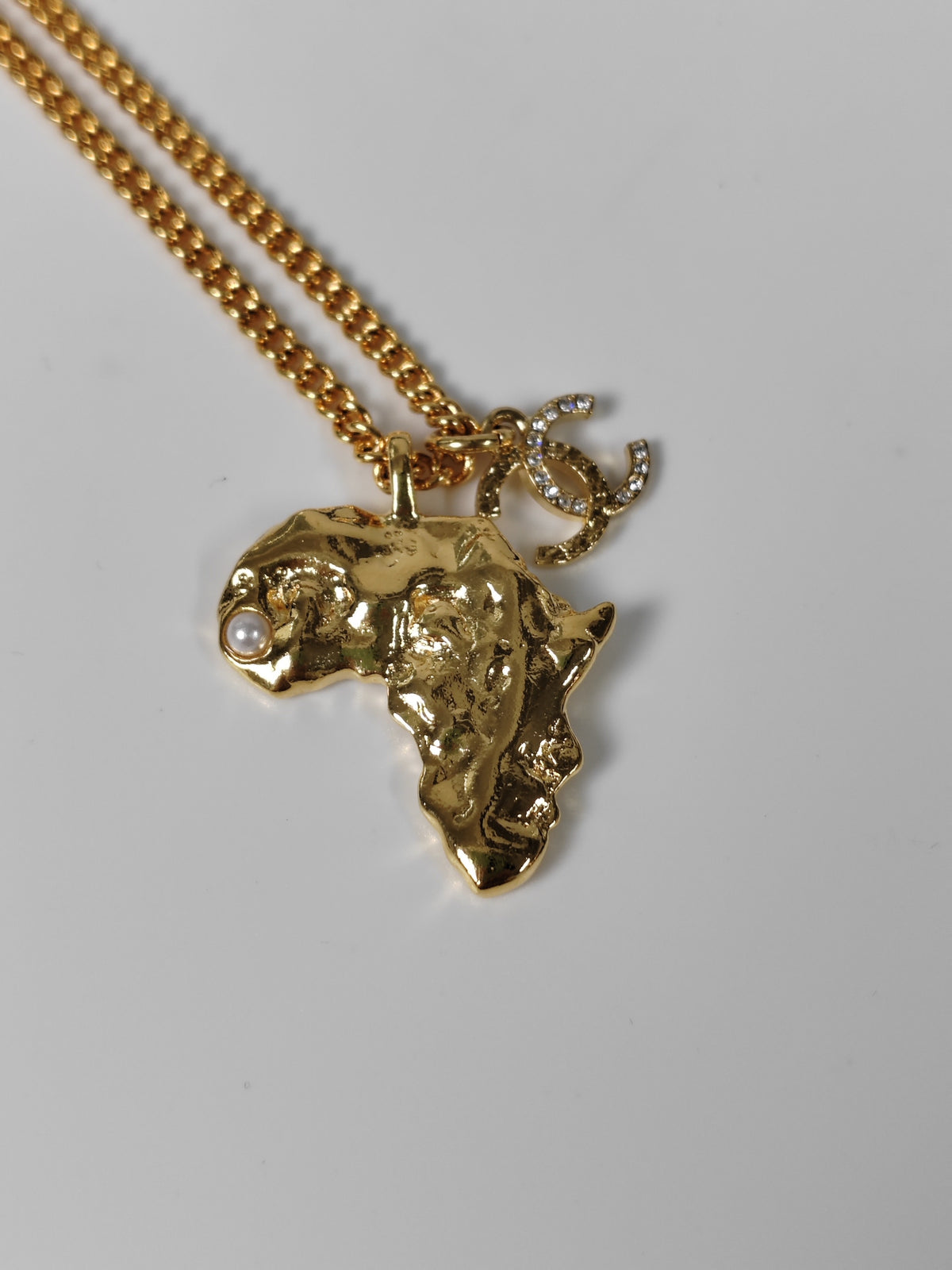 Chanel - Other - Gold-tone metal with pearl-like and crystal accents - Gold