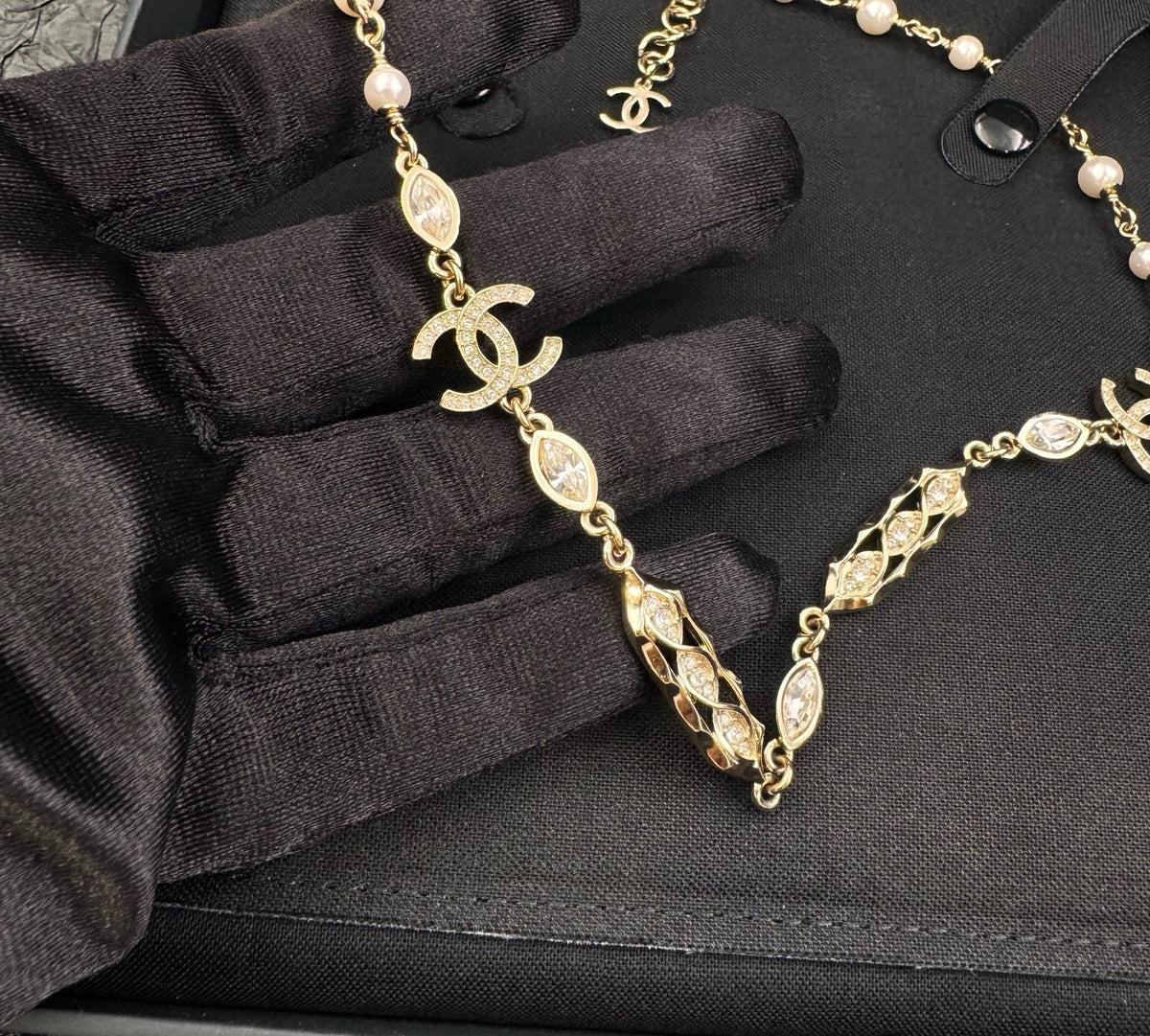 Chanel - Other - Gold-tone metal with pearl-style beads and clear crystal accents - Gold - (38+7 cm)