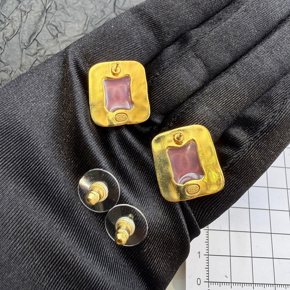 Chanel - Other - Gold-tone metal with pink enamel - Multicolour