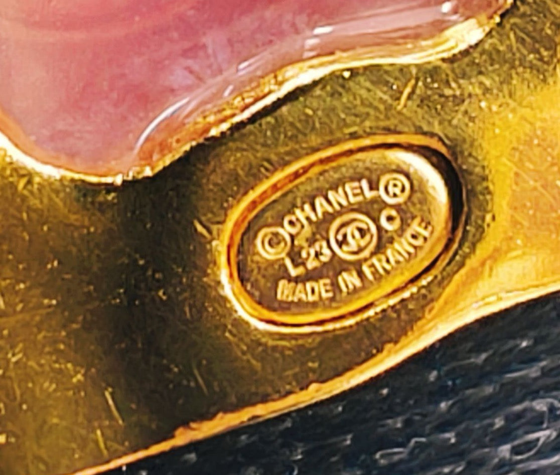 Chanel - Other - Gold-tone metal with pink enamel - Multicolour
