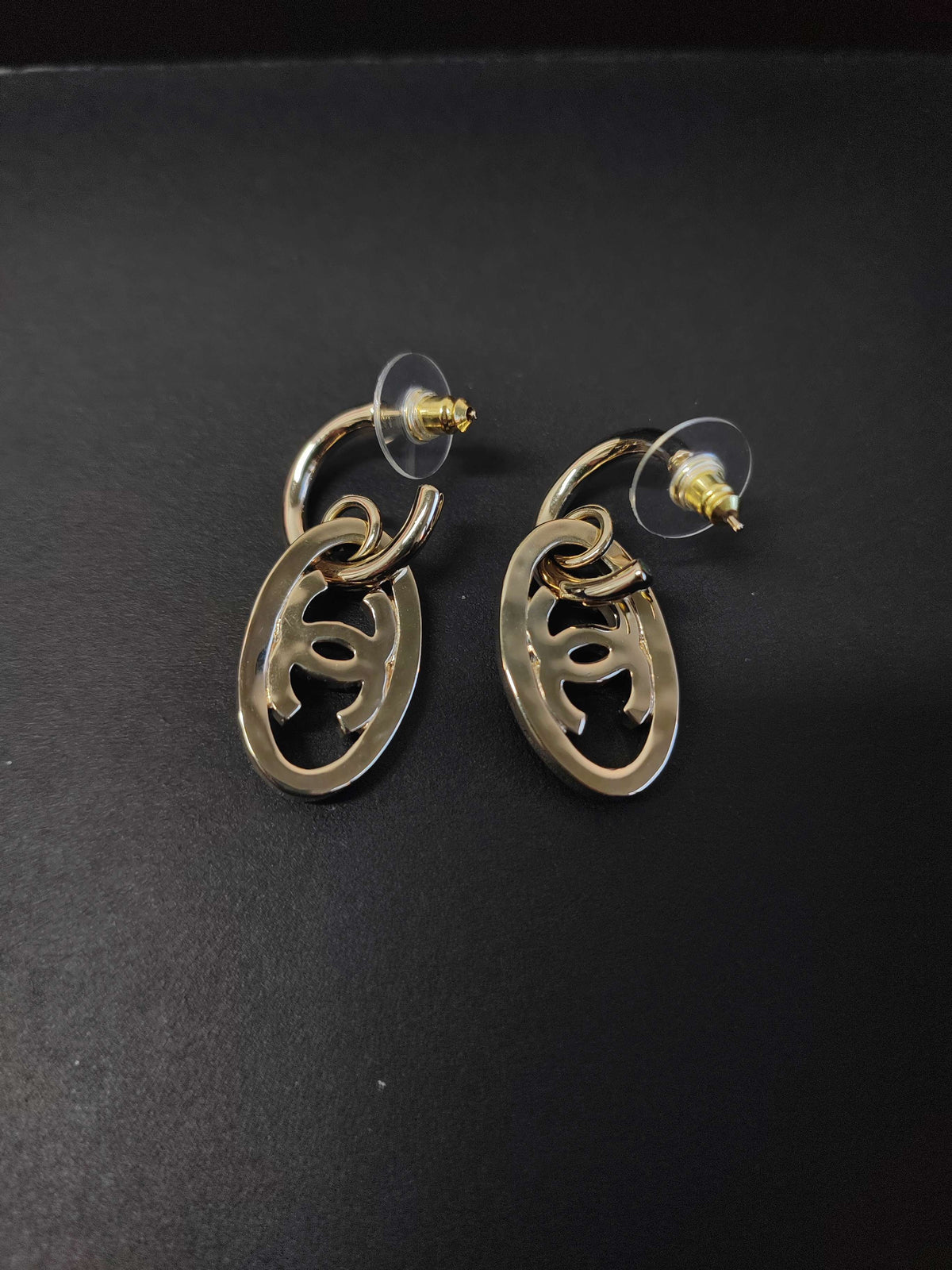 Chanel - Other - Gold-tone metal with red and black enamel details - Red