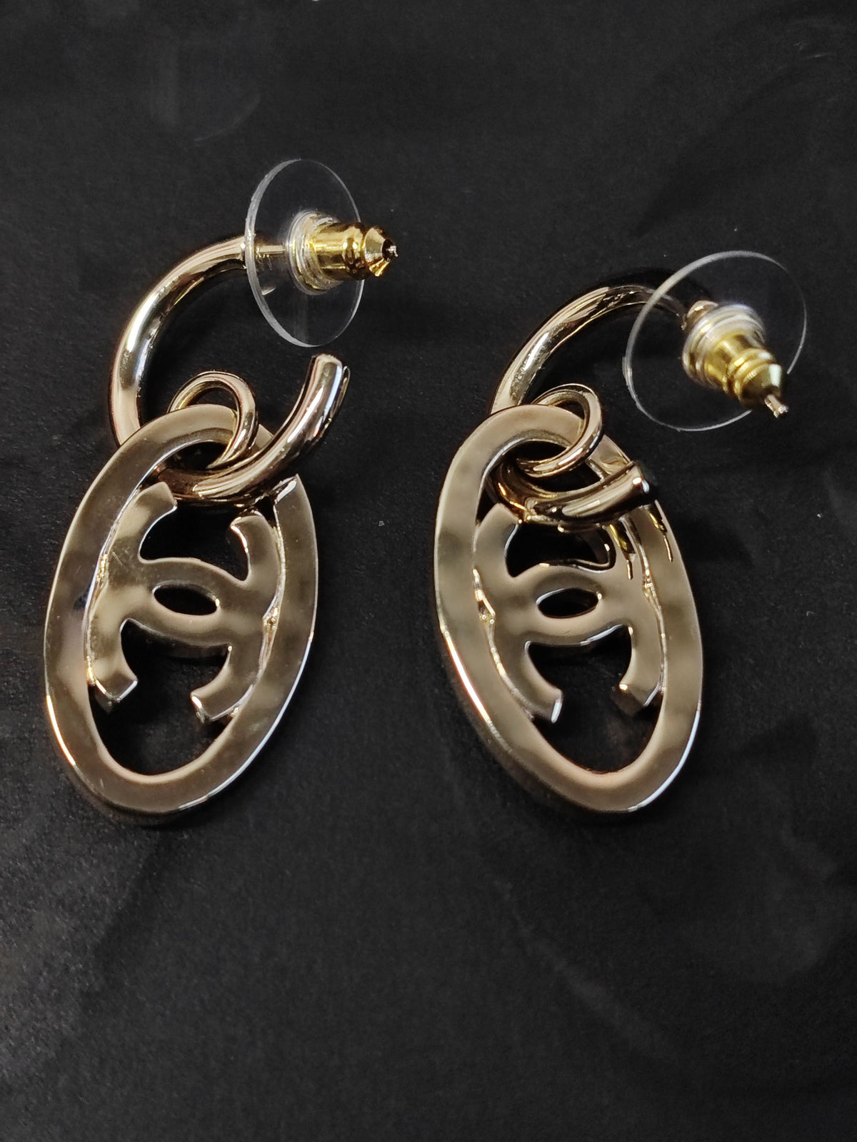 Chanel - Other - Gold-tone metal with red and black enamel details - Red
