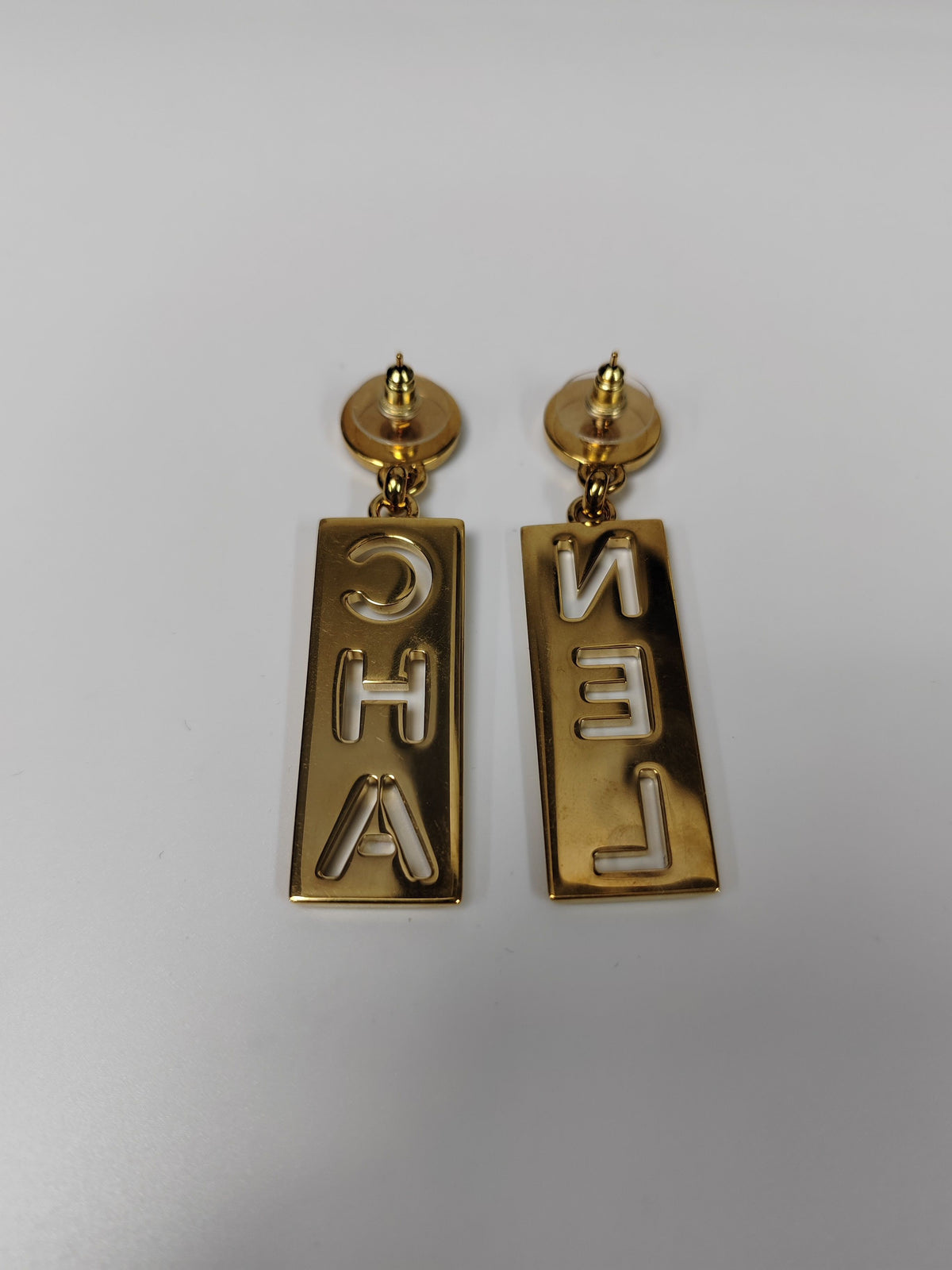 Chanel - Other - Gold-tone metal with white enamel accents - Gold
