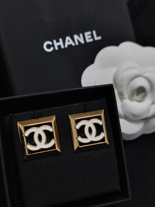 Chanel - Other - Gold-tone metal with white enamel detailing - Gold