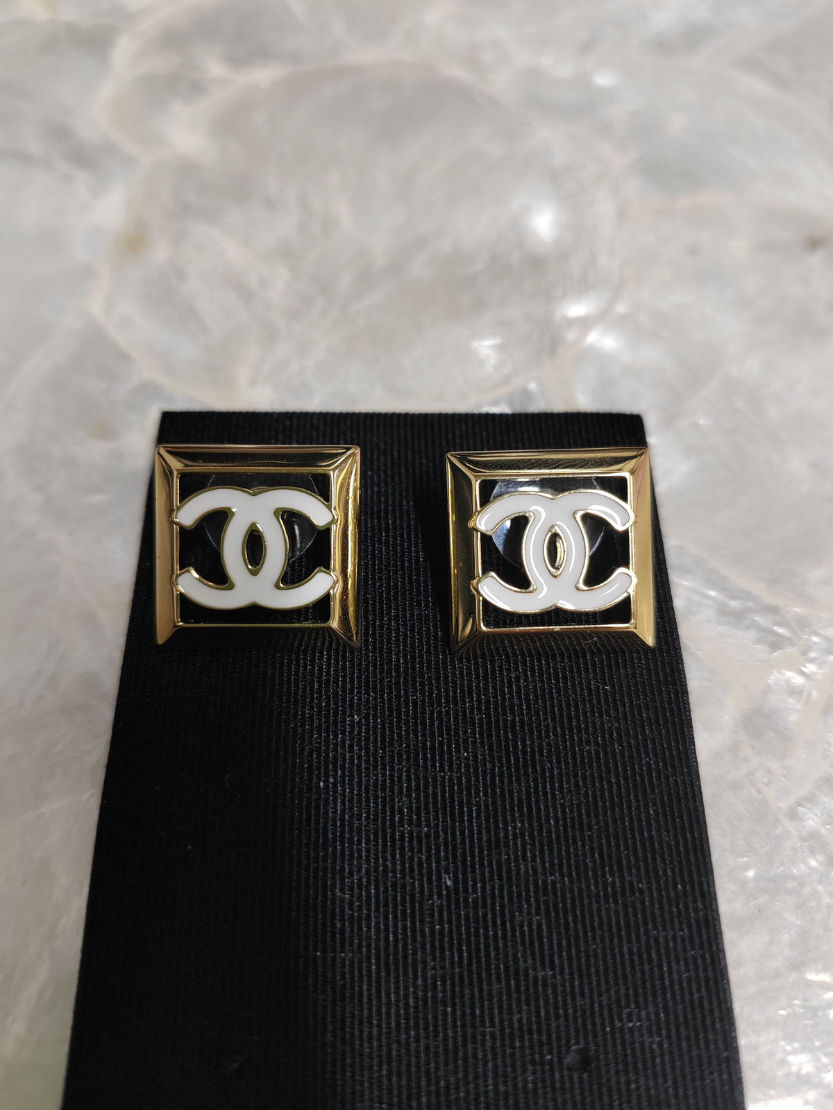 Chanel - Other - Gold-tone metal with white enamel detailing - Gold