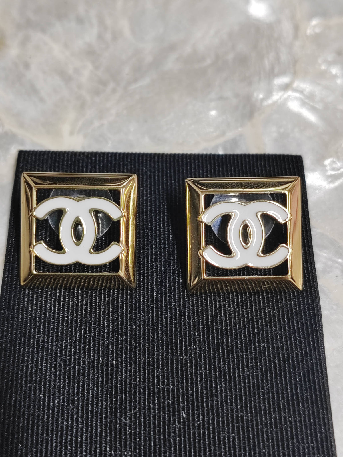 Chanel - Other - Gold-tone metal with white enamel detailing - Gold
