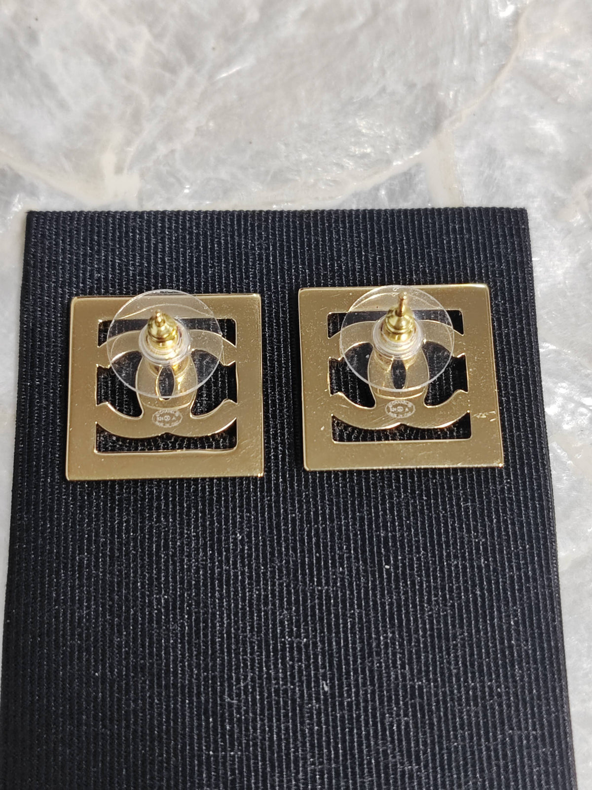 Chanel - Other - Gold-tone metal with white enamel detailing - Gold