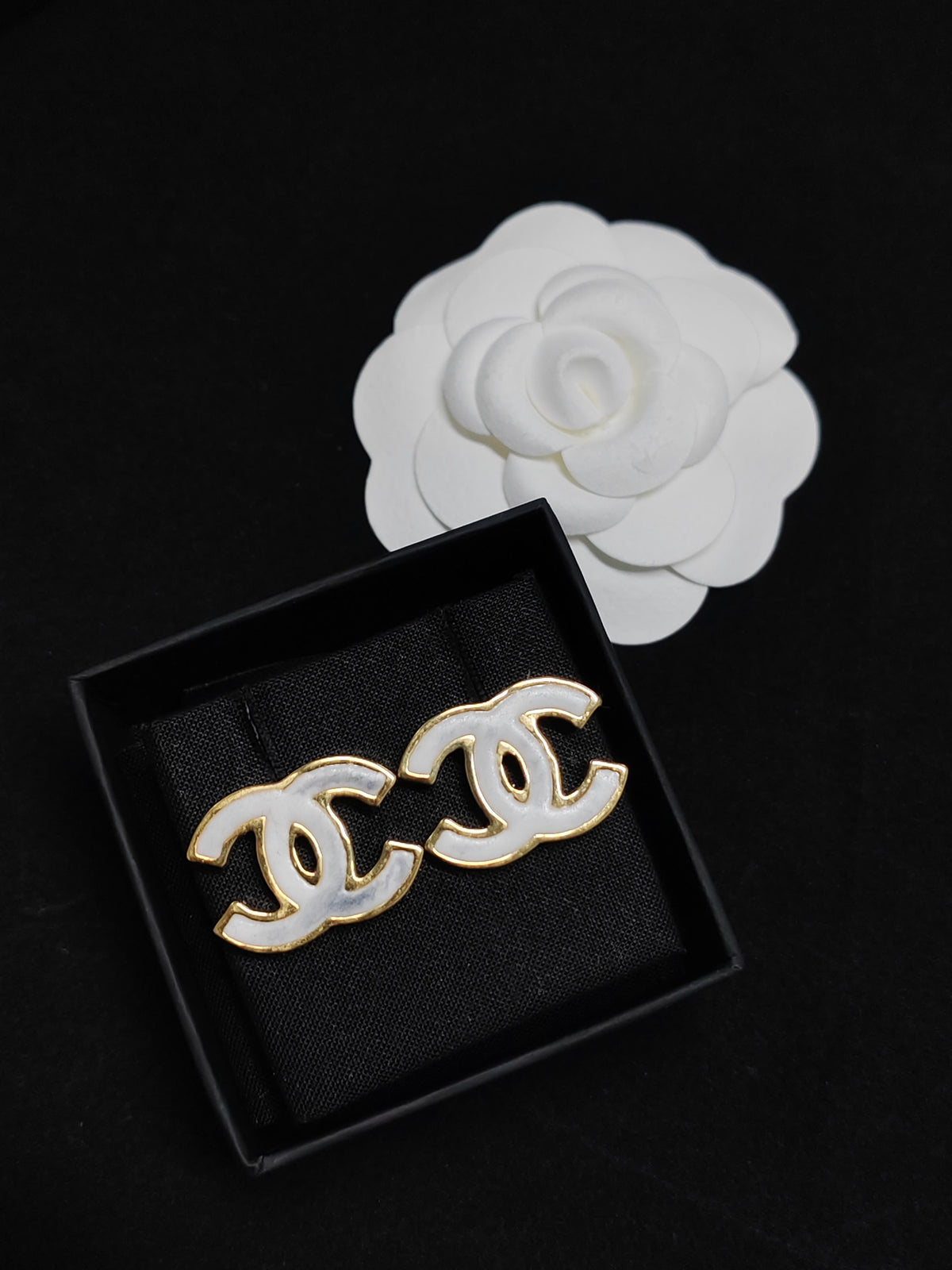 Chanel - Other - Gold-tone metal with white enamel. - Multicolour