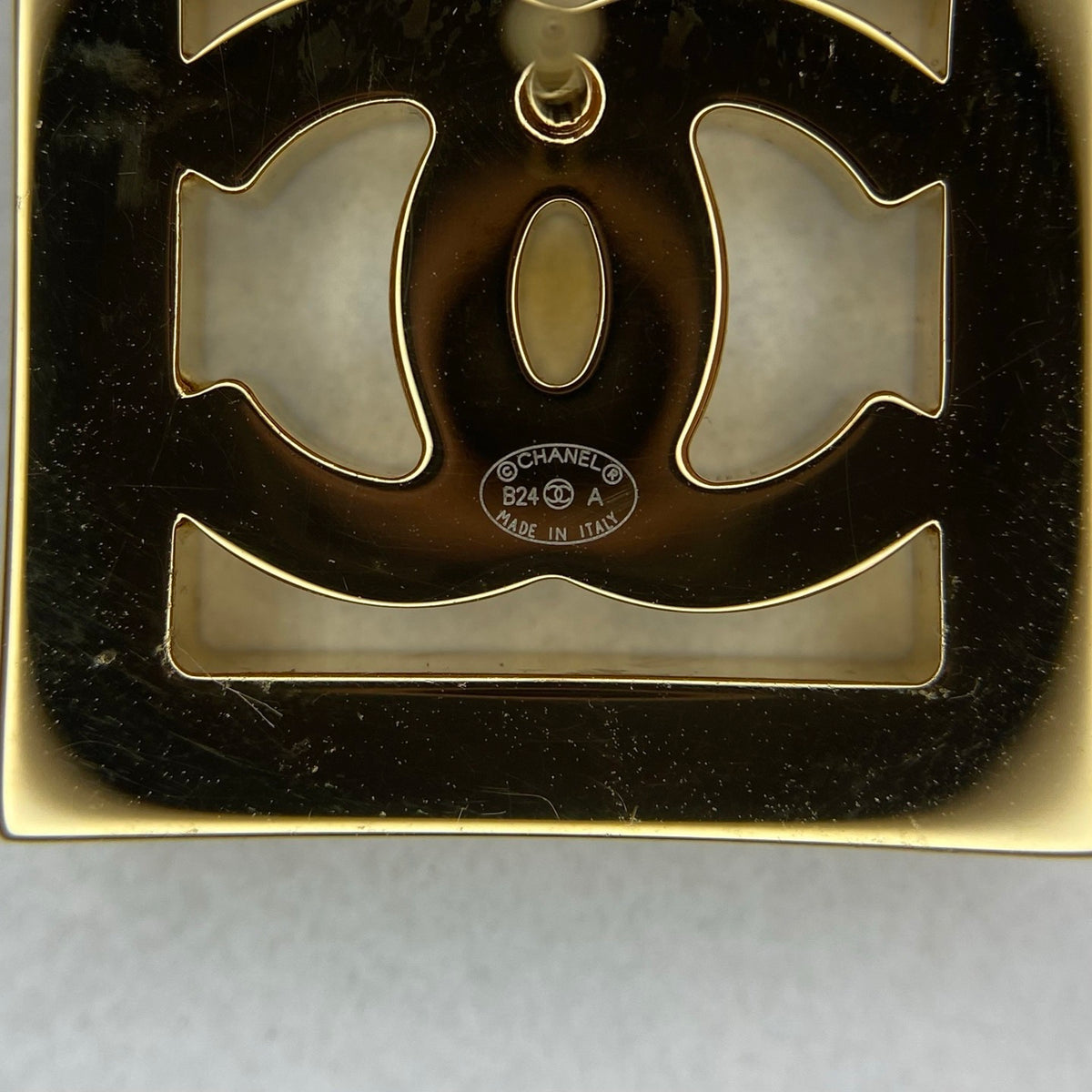 Chanel - Other - Gold-tone metal with white enamel - Multicolour
