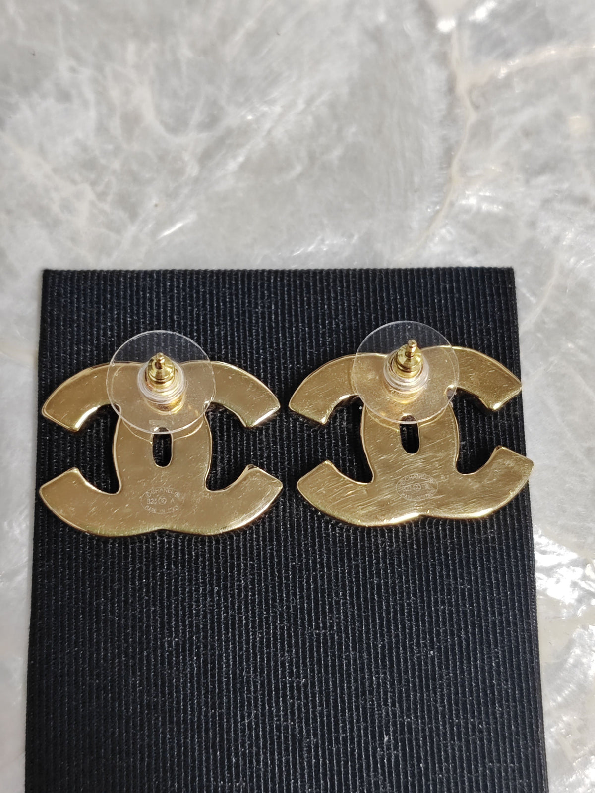 Chanel - Other - Gold-tone metal with white enamel. - Multicolour