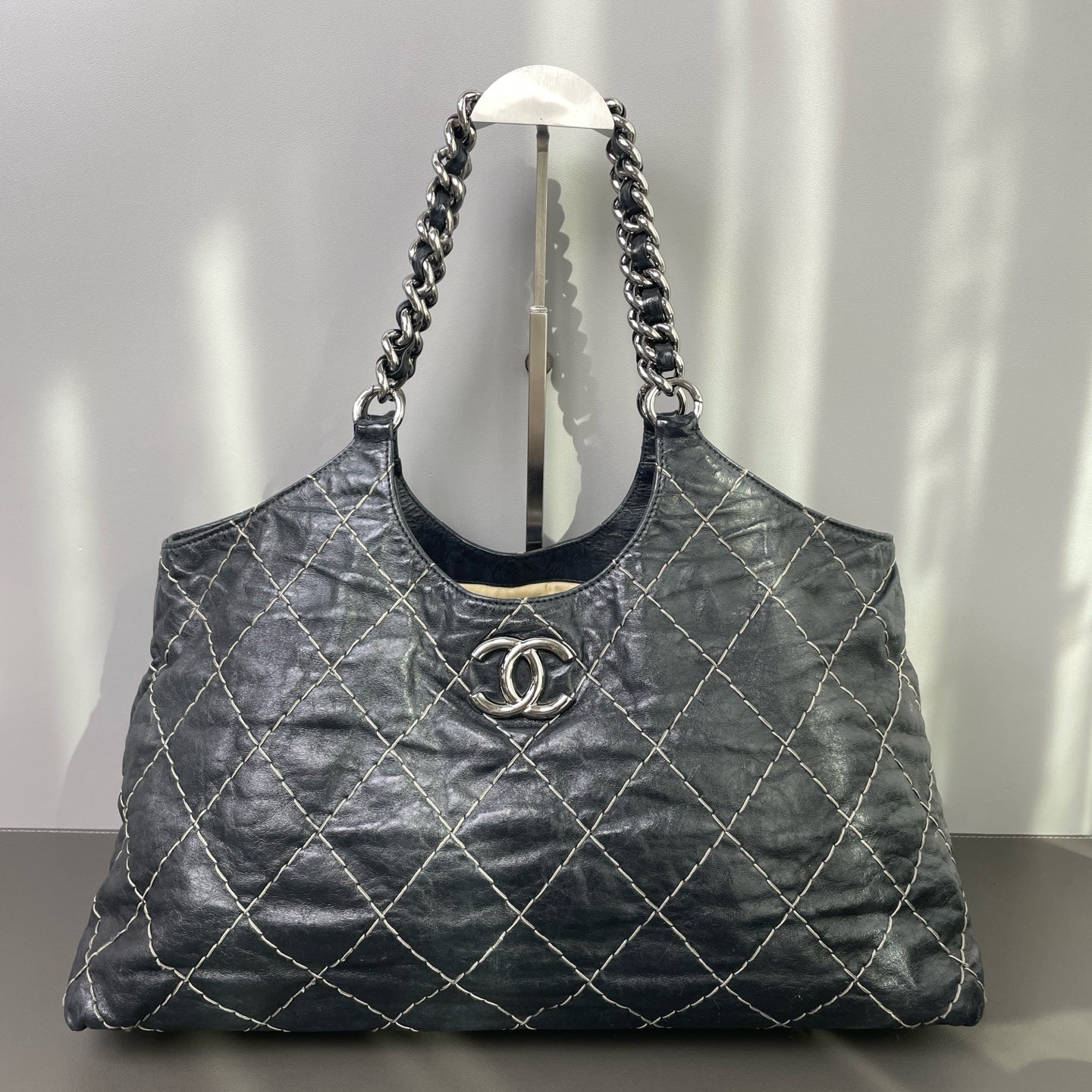 Chanel - Other - Leather - Black - (Medium)