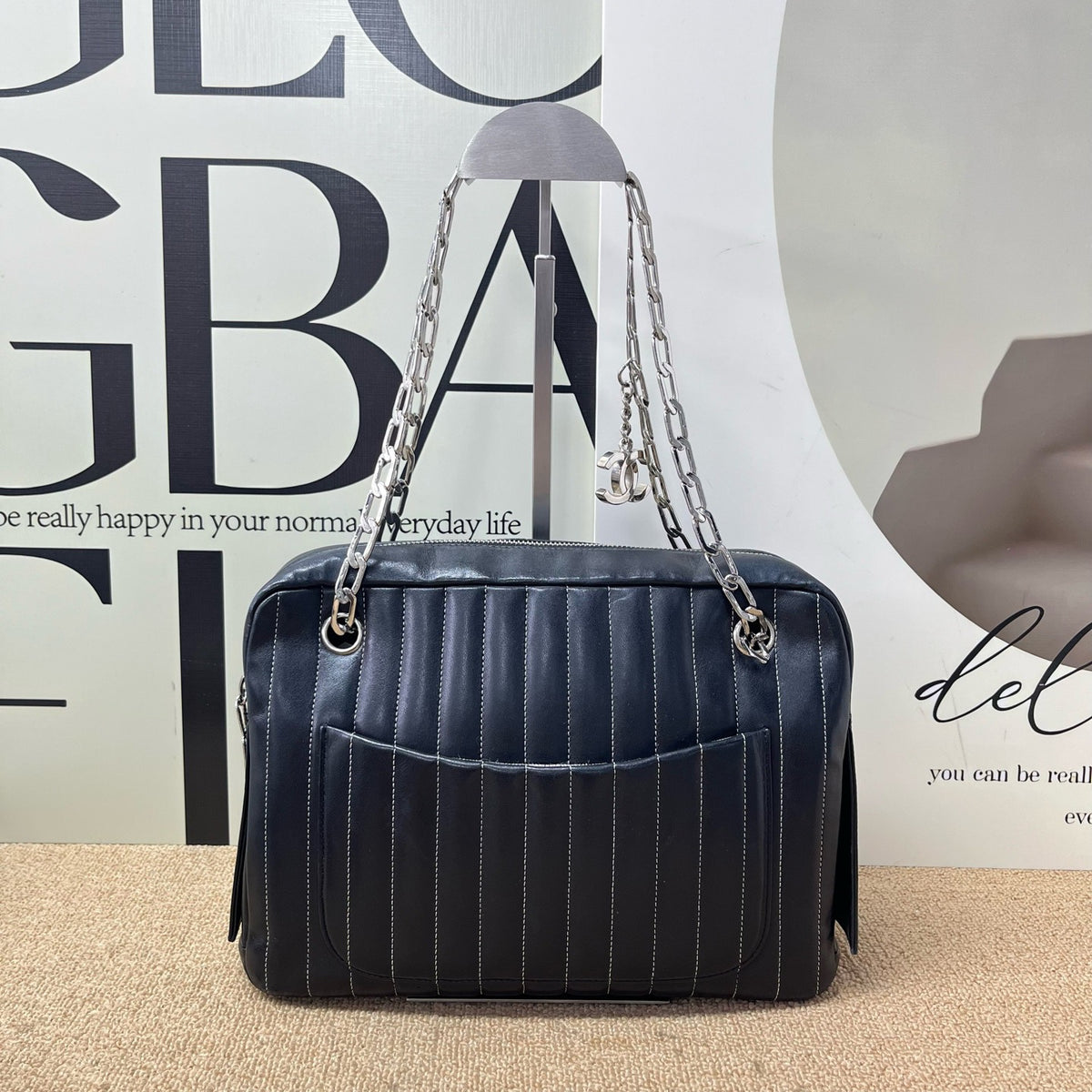 Chanel - Other - Leather - Black - (Medium)