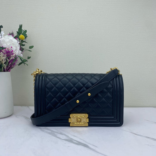 Chanel - Other - Leather - Black - (medium)