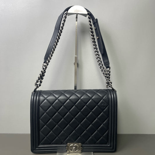 Chanel - Other - Leather - Black - (medium)