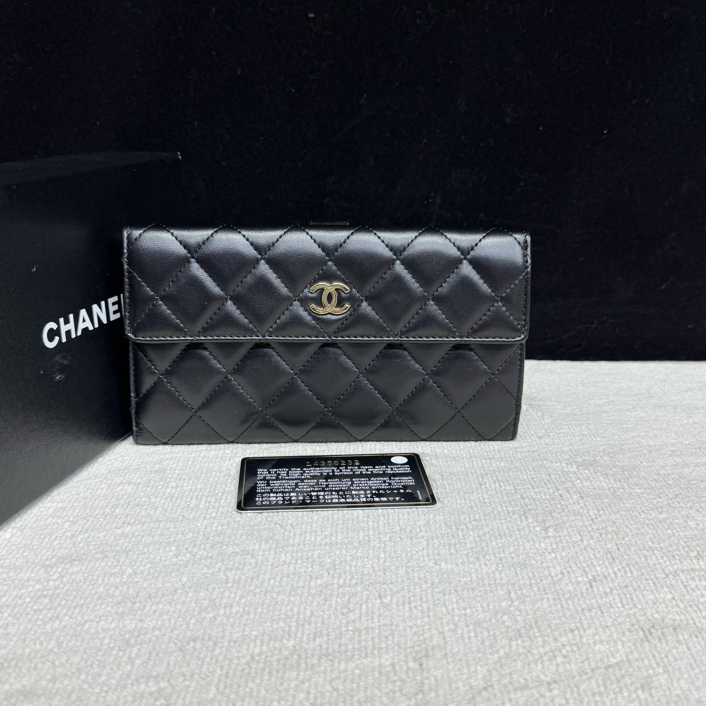 Chanel - Other - Leather - Black - (medium)