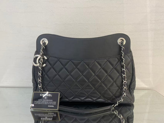 Chanel - Other - Leather - Black - (medium)