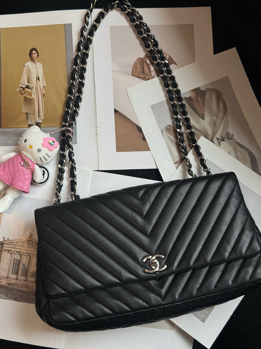 Chanel - Other - Leather - Black - (Medium)