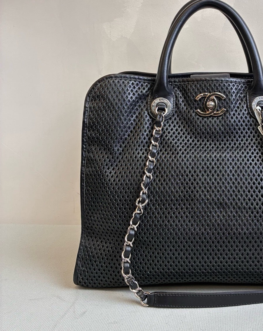 Chanel - Other - Leather - Black - (Medium)
