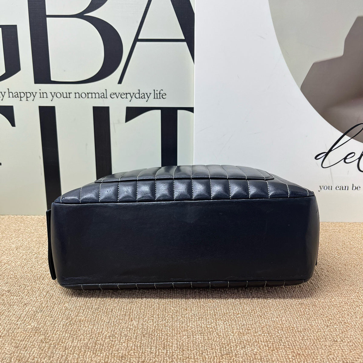 Chanel - Other - Leather - Black - (Medium)