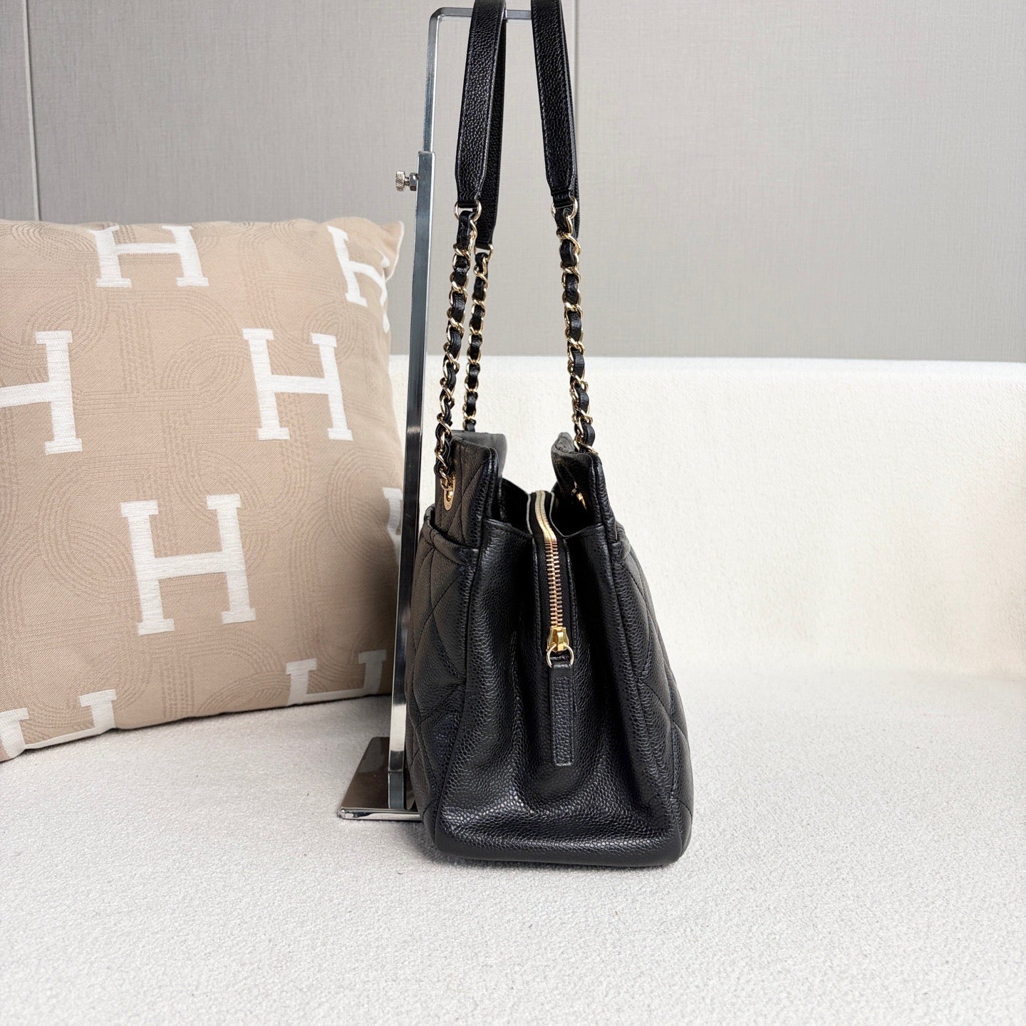 Chanel - Other - Leather - Black - (medium)
