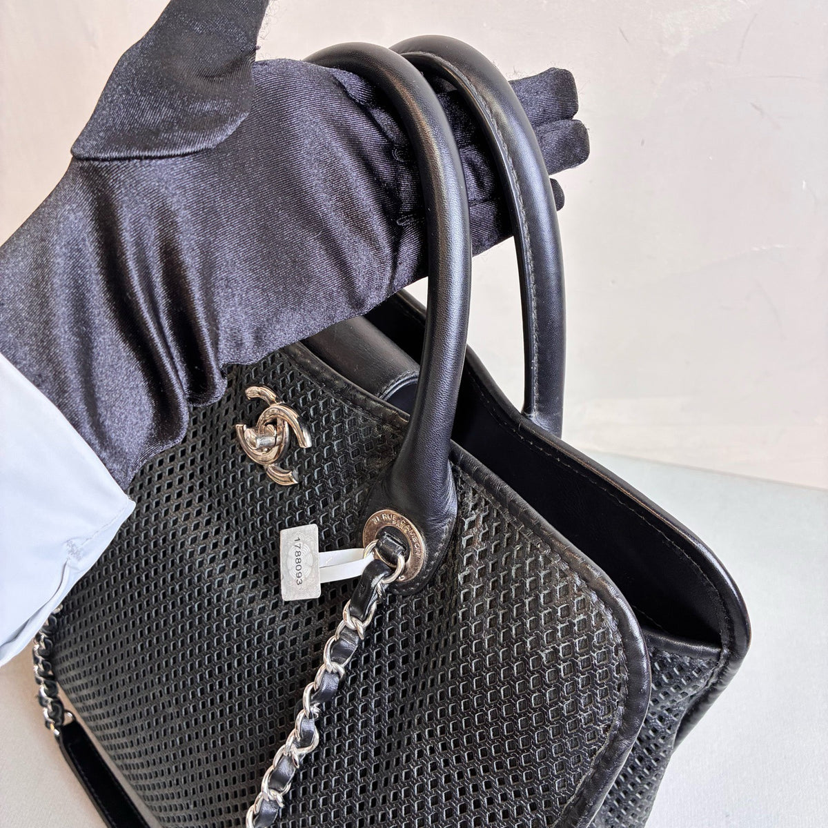 Chanel - Other - Leather - Black - (Medium)