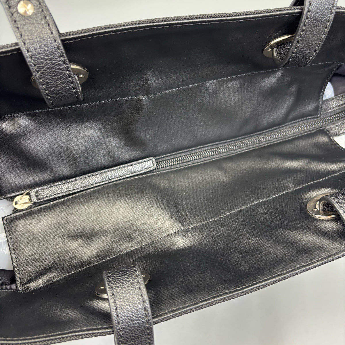 Chanel - Other - Leather - Black - (medium)