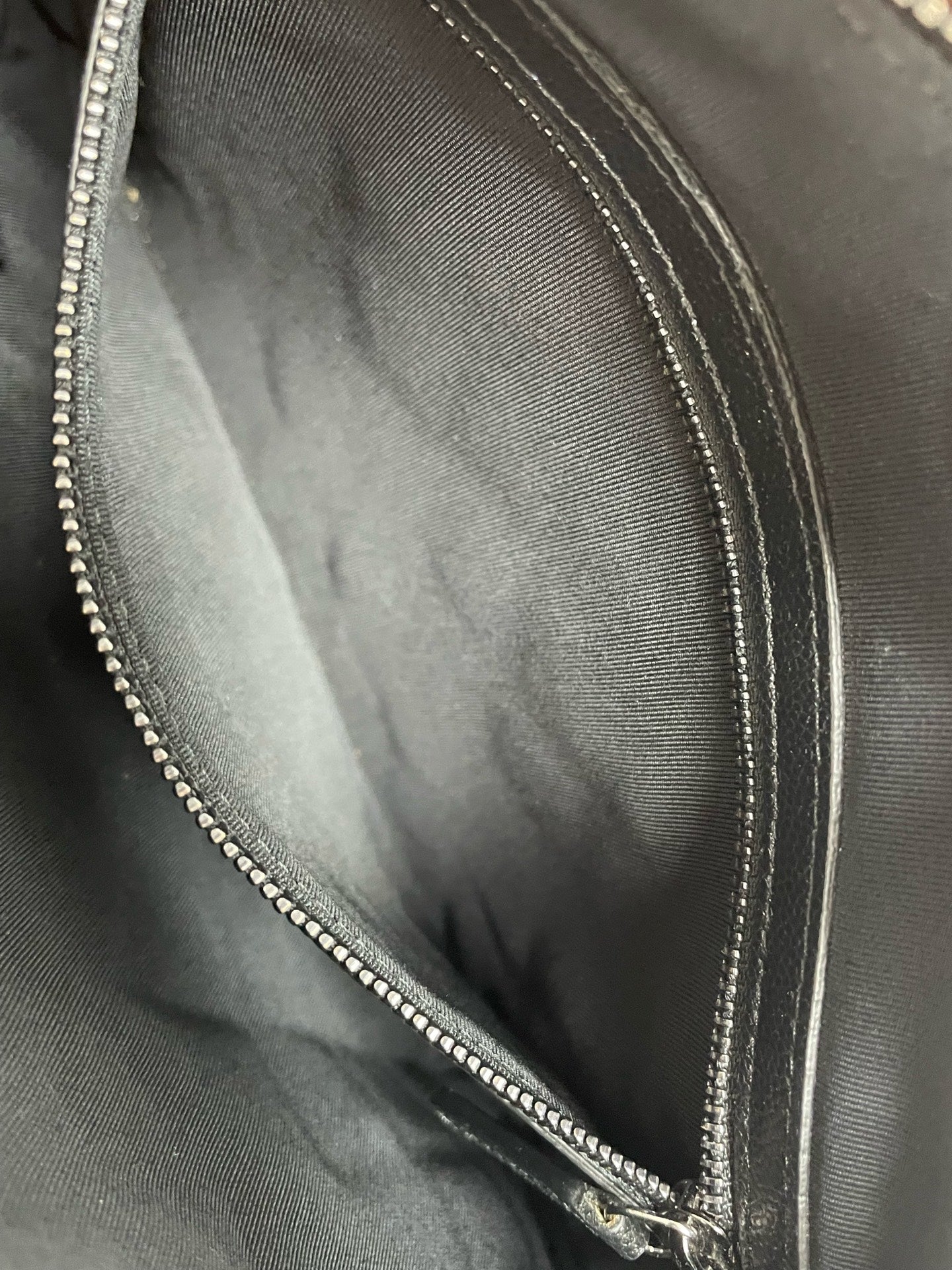 Chanel - Other - Leather - Black - (medium)