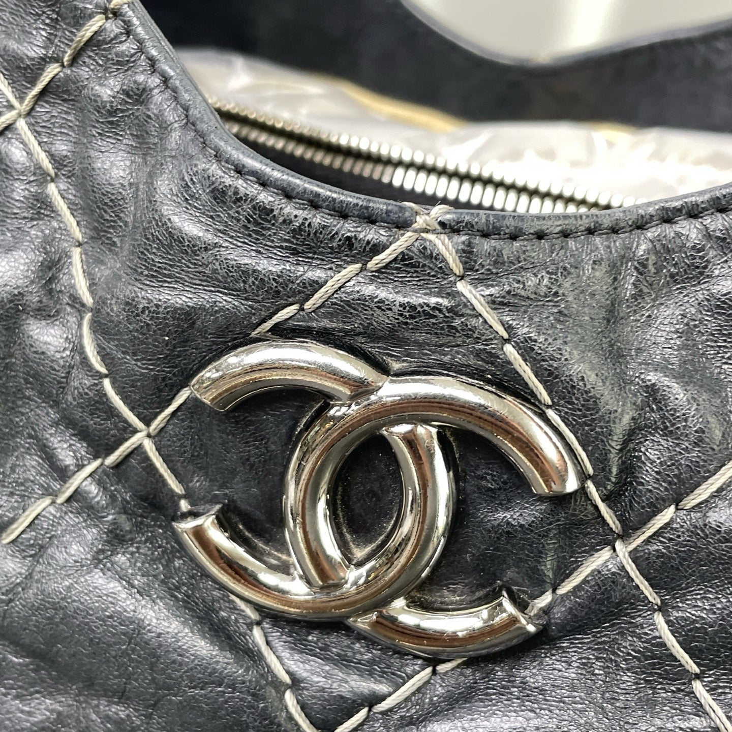 Chanel - Other - Leather - Black - (Medium)