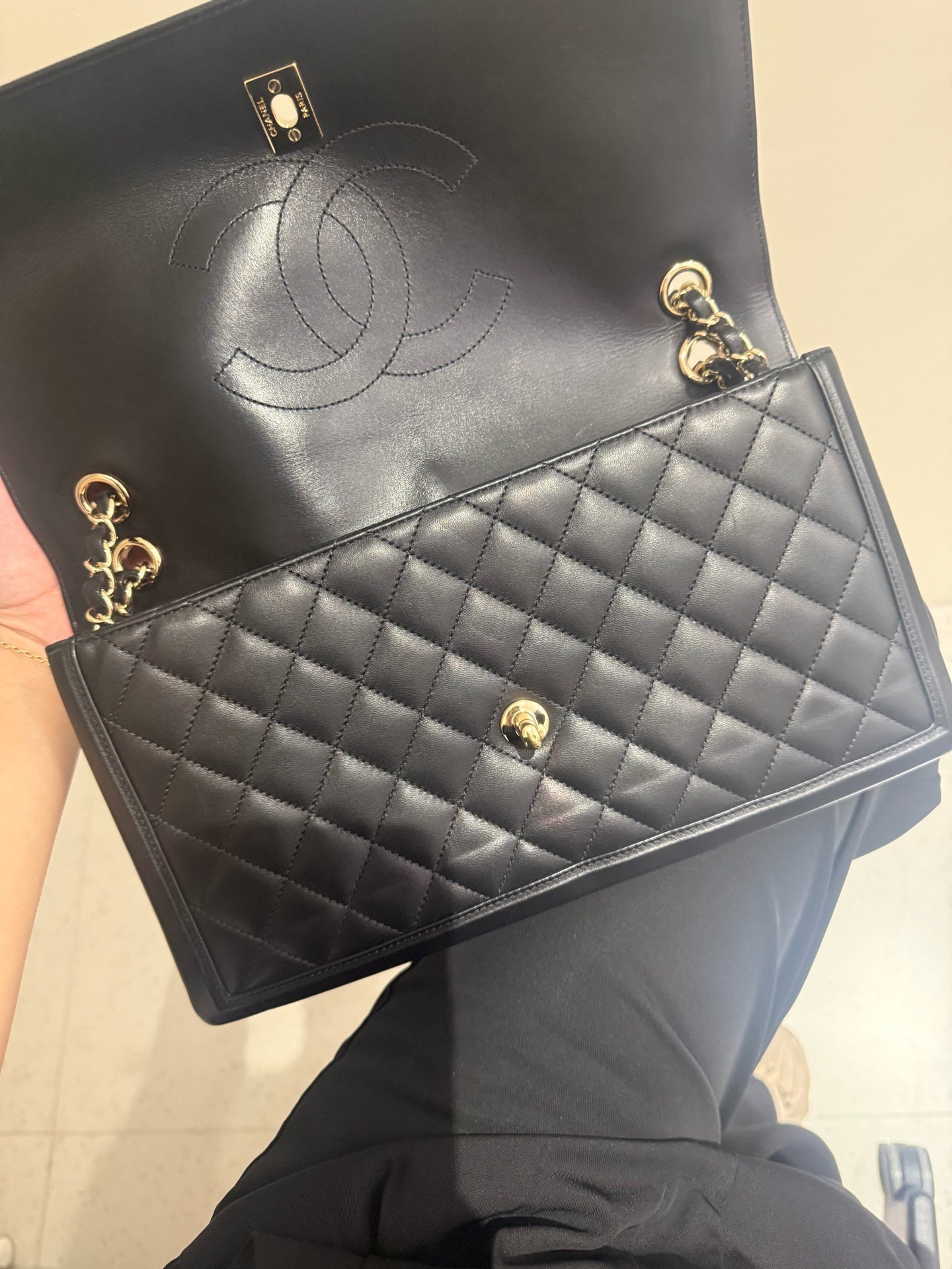 Chanel - Other - Leather - Black - (medium)