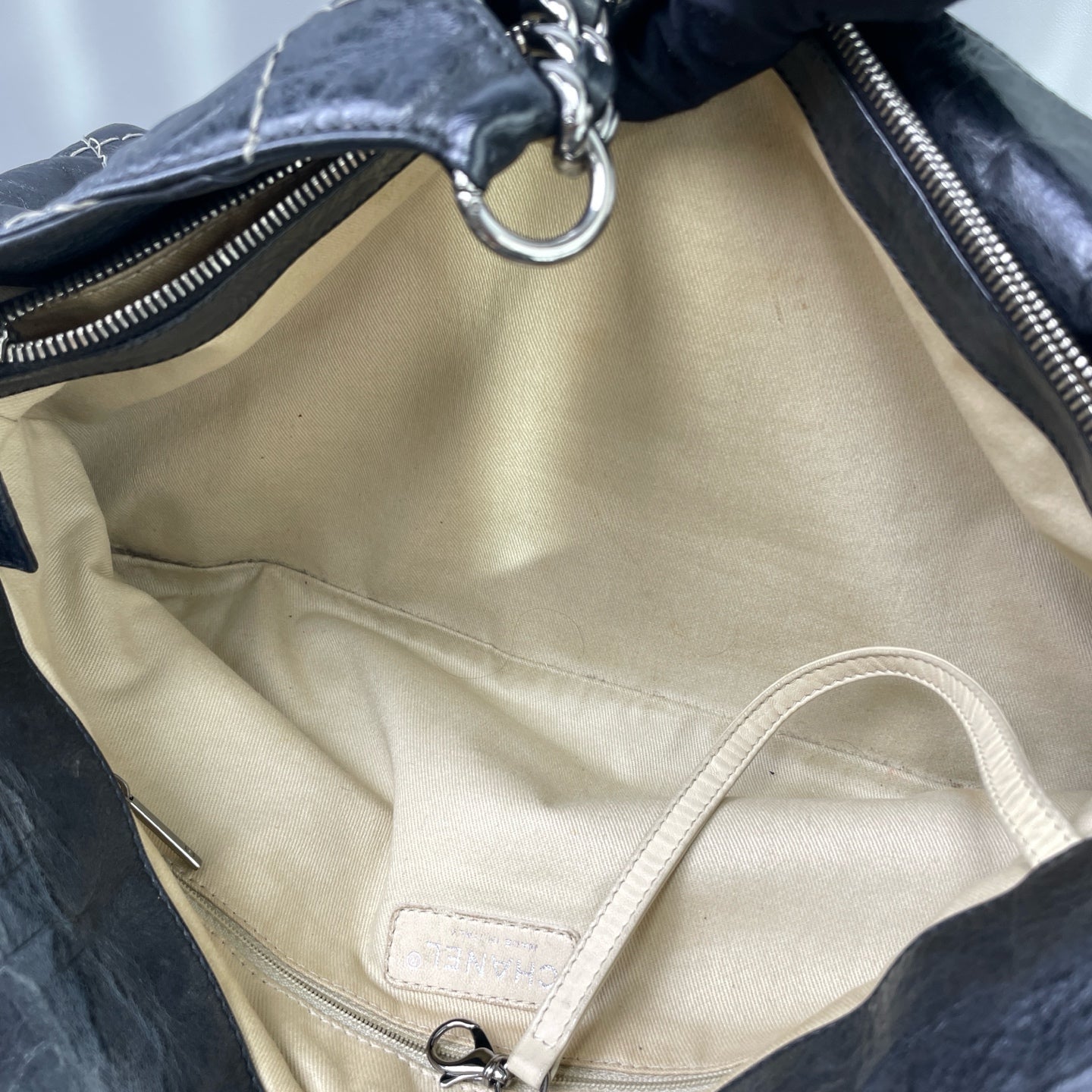 Chanel - Other - Leather - Black - (Medium)