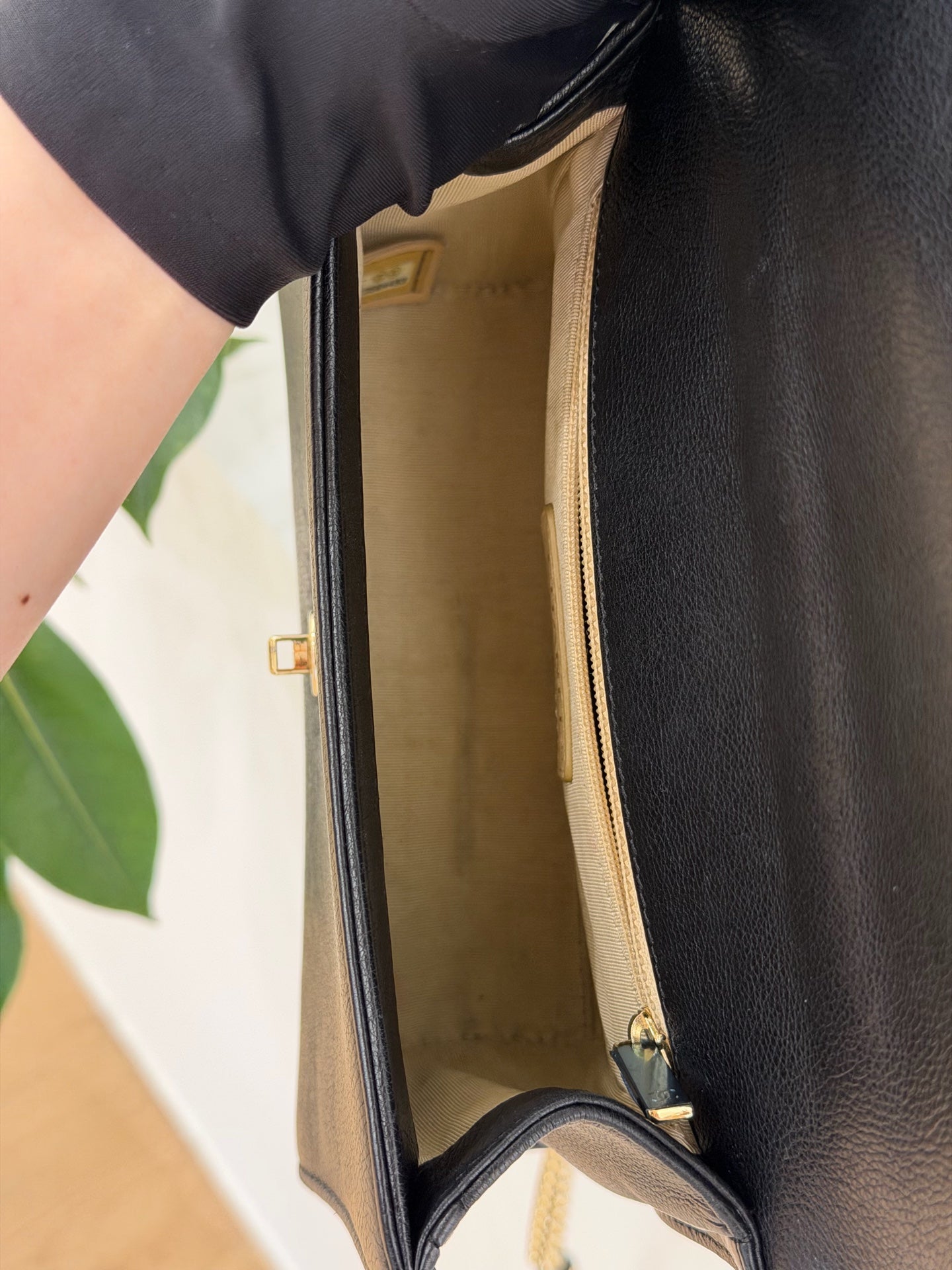 Chanel - Other - Leather - Black - (medium)