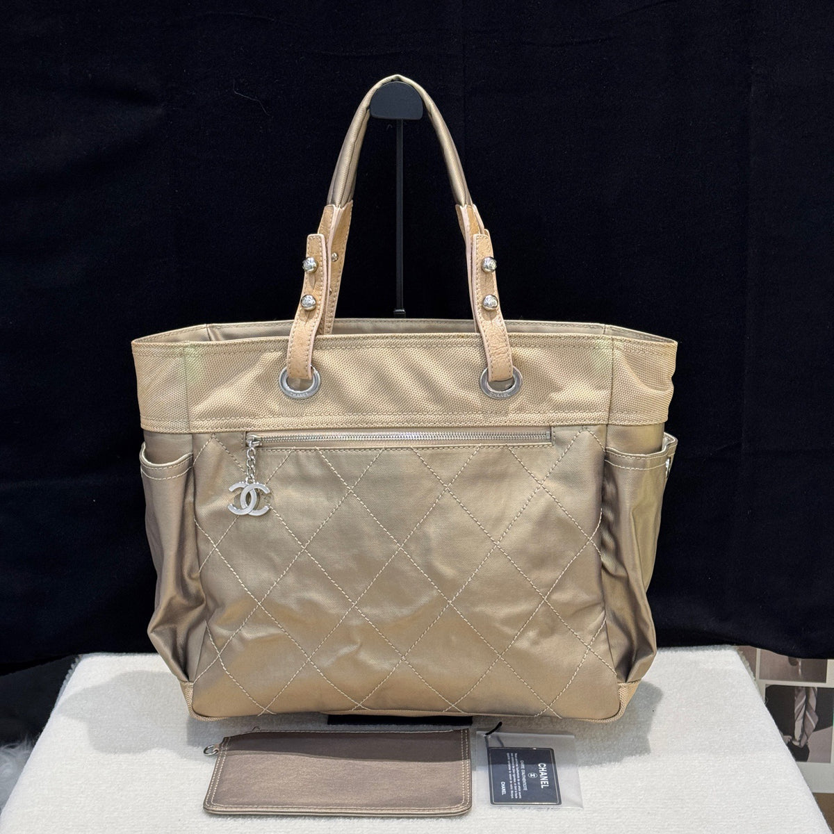 Chanel - Other - Leather - Gold - (large)