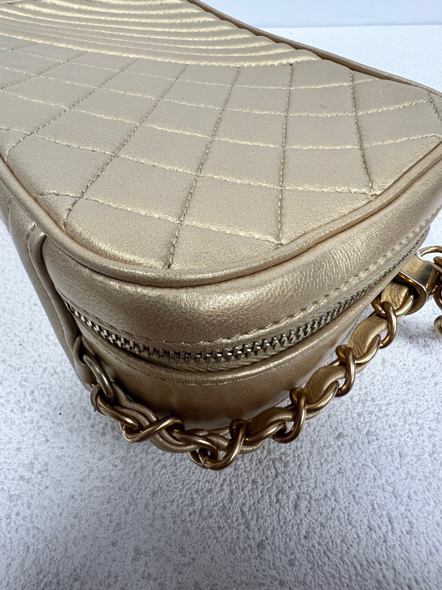 Chanel - Other - Leather - Gold - (small)