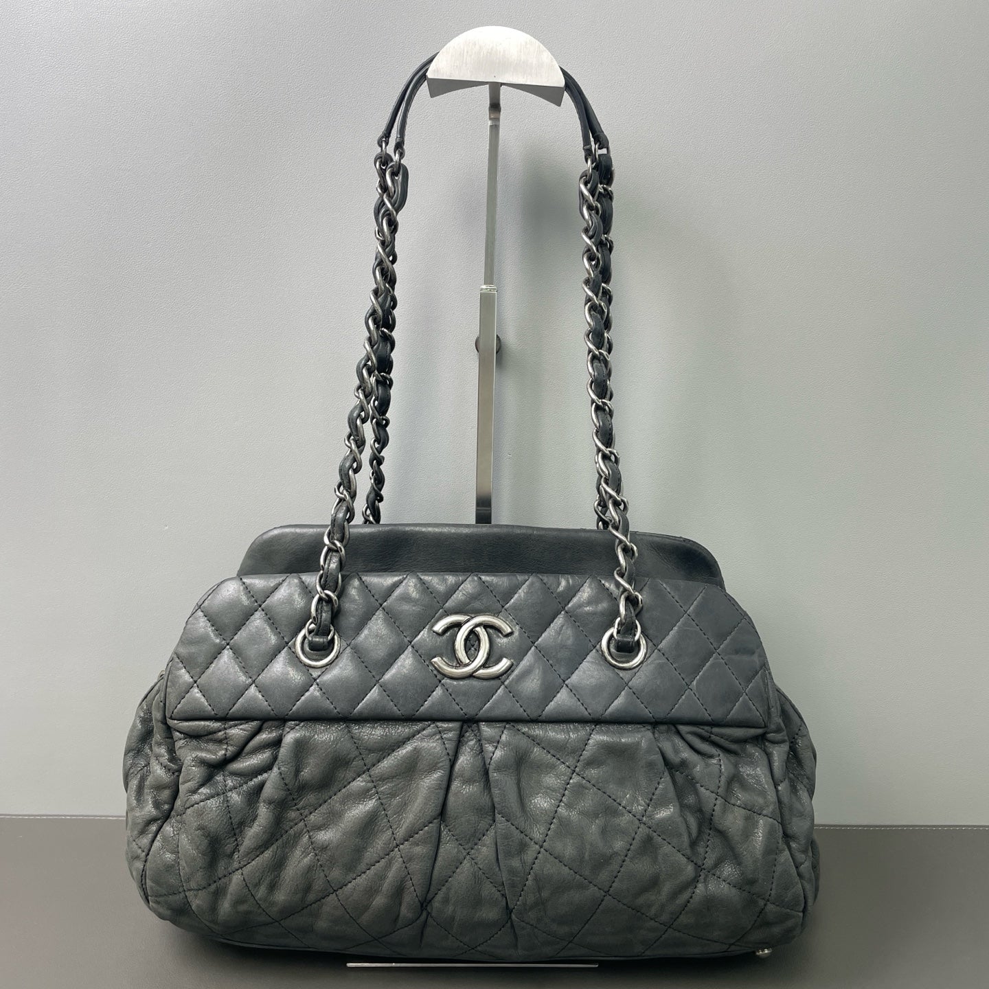 Chanel - Other - Leather - Grey - (Medium)
