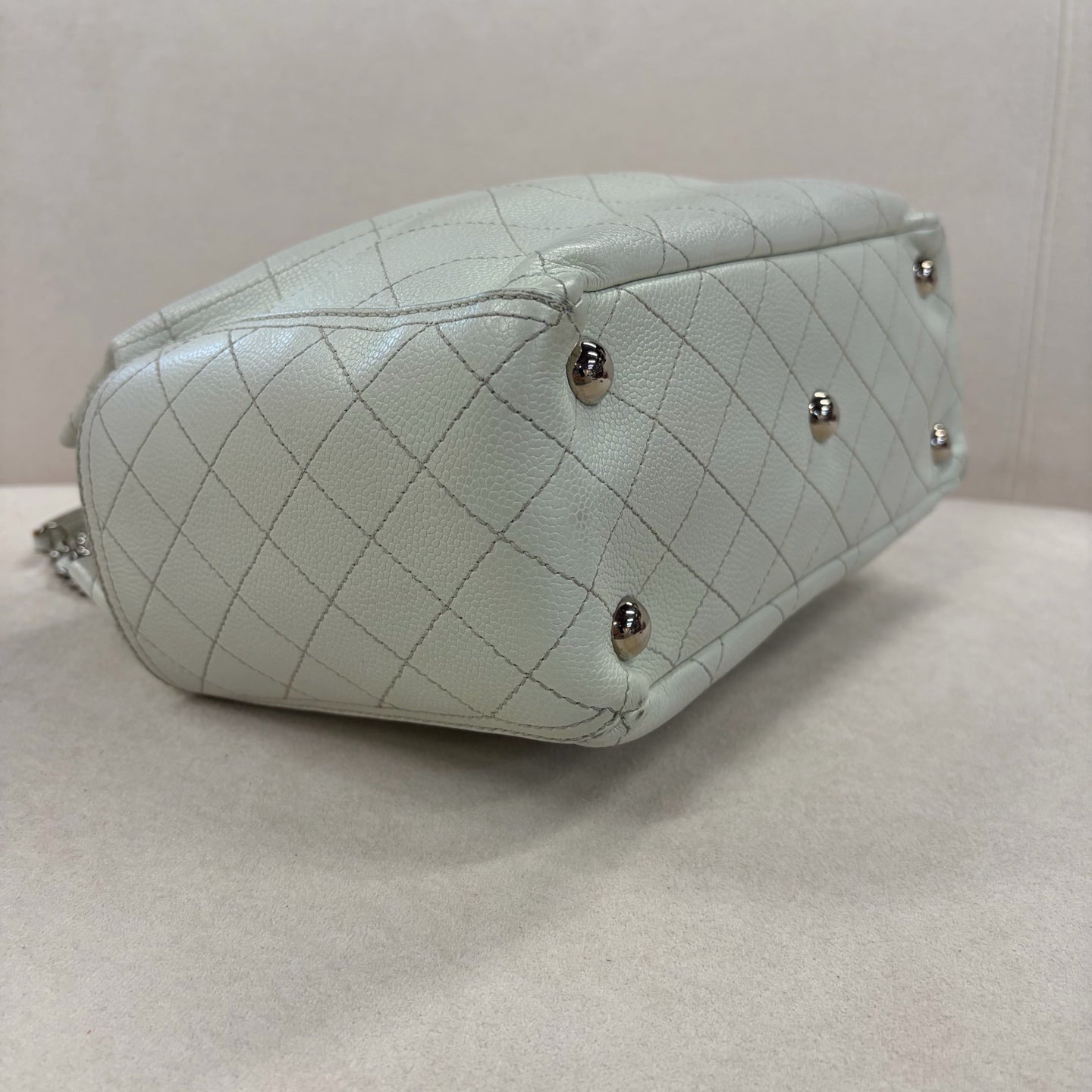 Chanel - Other - Leather - White - (medium)