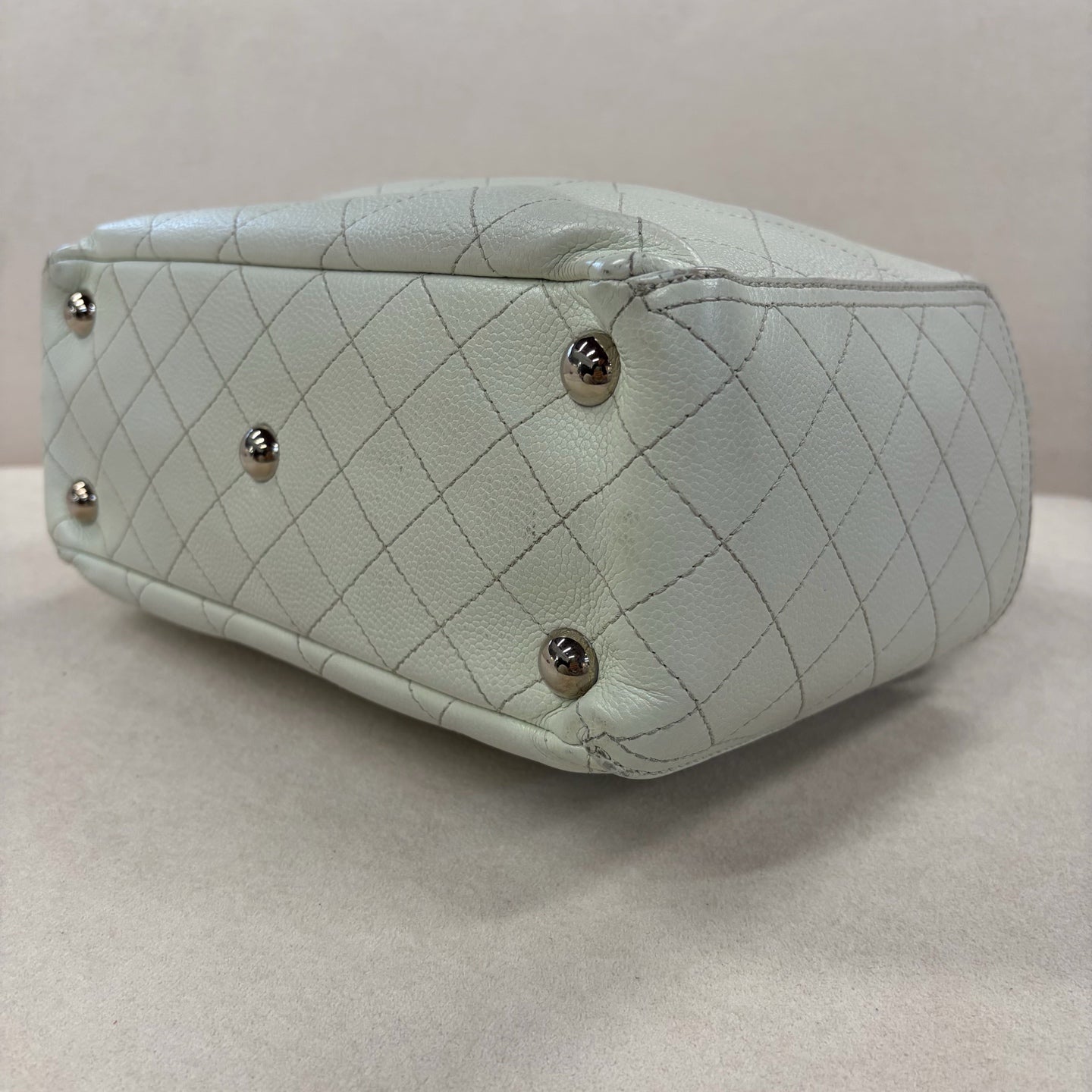 Chanel - Other - Leather - White - (medium)