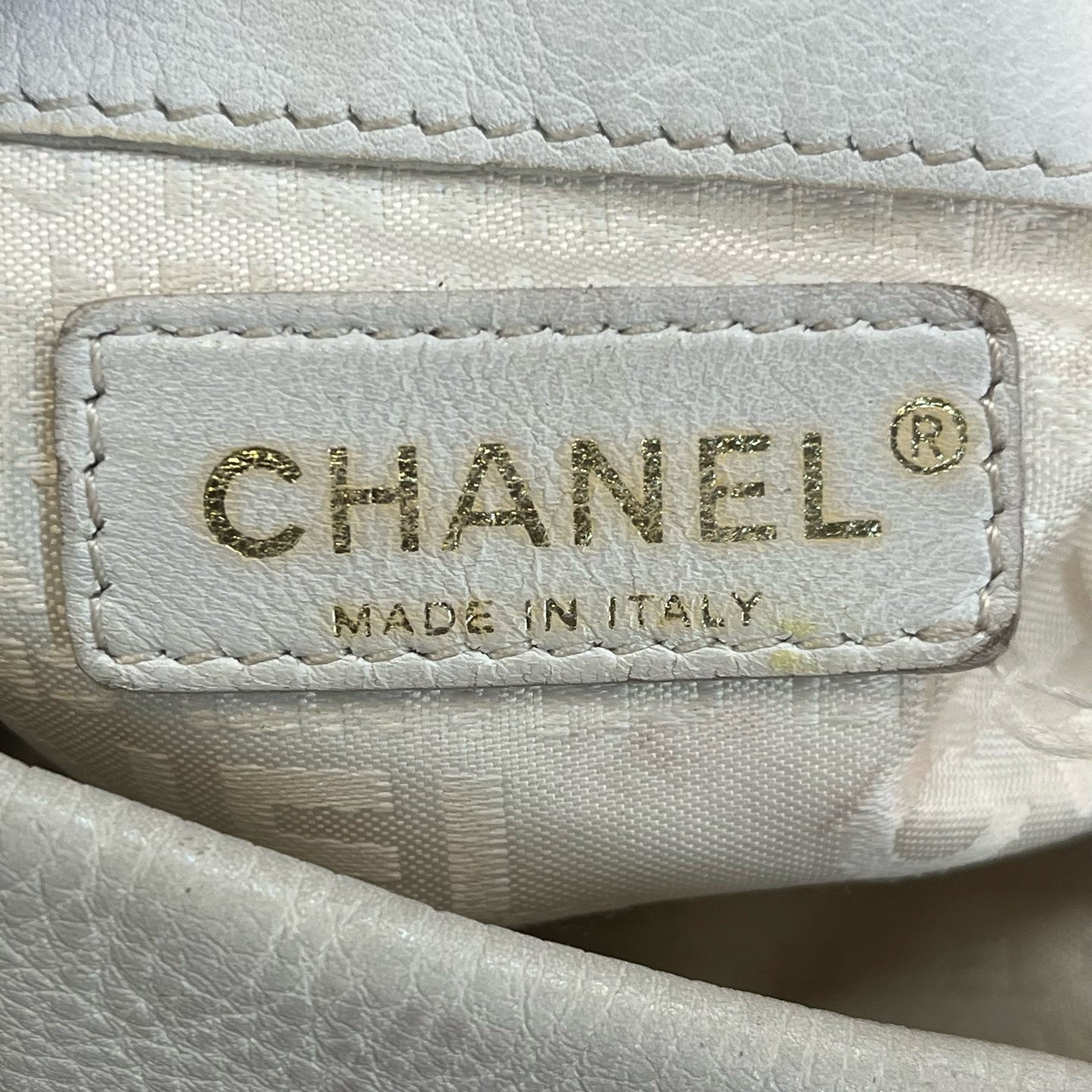 Chanel - Other - Leather - White - (medium)