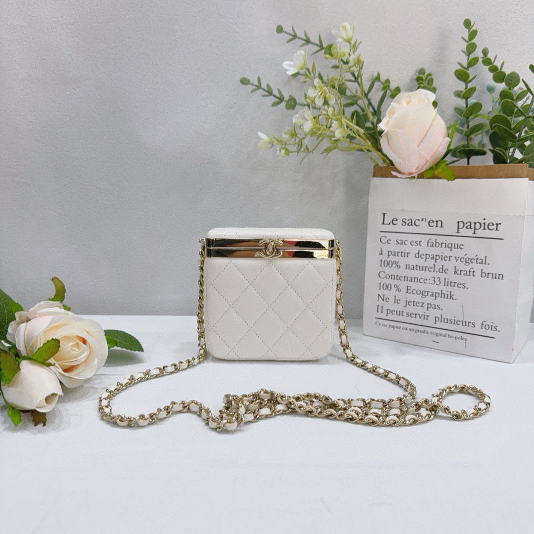 Chanel - Other - Leather - White - (mini)