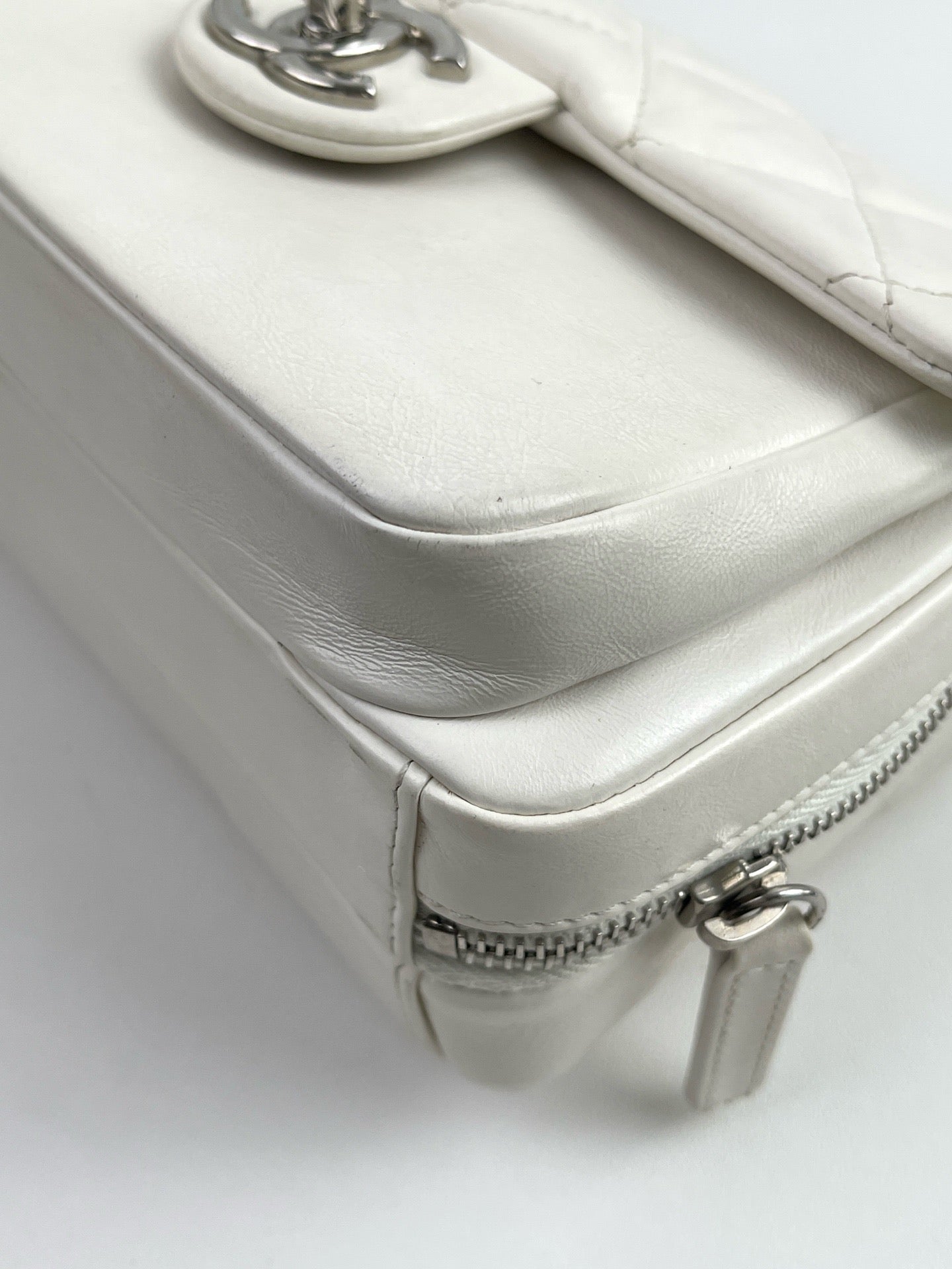 Chanel - Other - Leather - White - (mini)