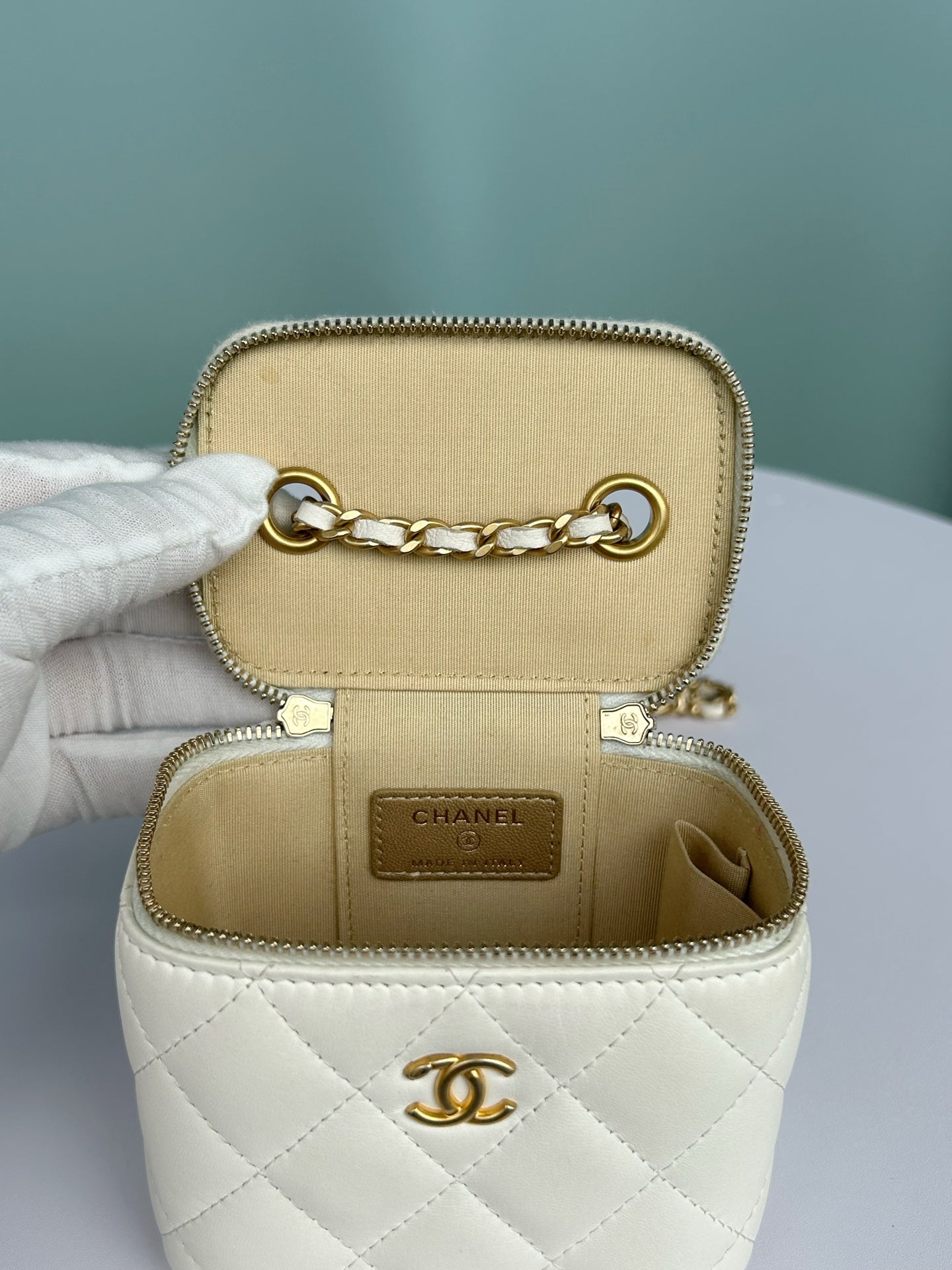 Chanel - Other - Leather - White - (mini)