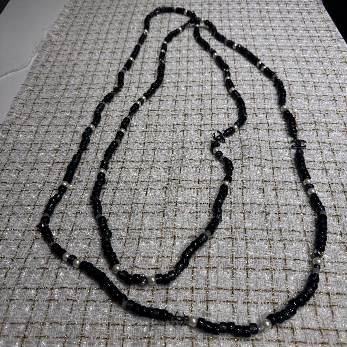 Chanel - Other - Metal alloy findings with black and grey beads and pearl-like beads; exact bead compositions are unconfirmed. - Multicolour - (120 cm)