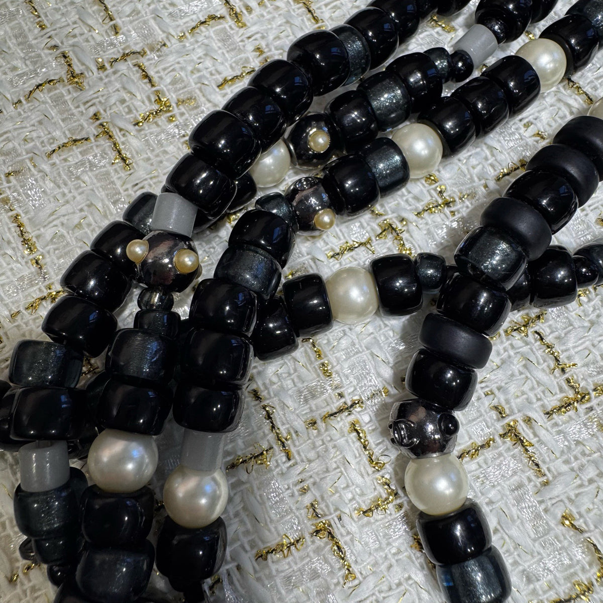 Chanel - Other - Metal alloy findings with black and grey beads and pearl-like beads; exact bead compositions are unconfirmed. - Multicolour - (120 cm)