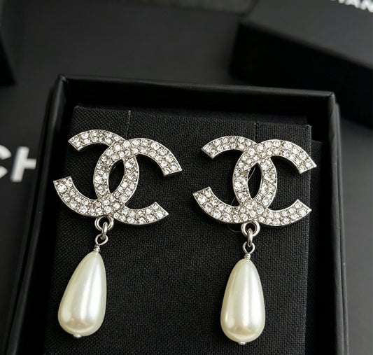 Chanel - Other - Metal alloy with glass crystals and imitation pearl drops - Silver