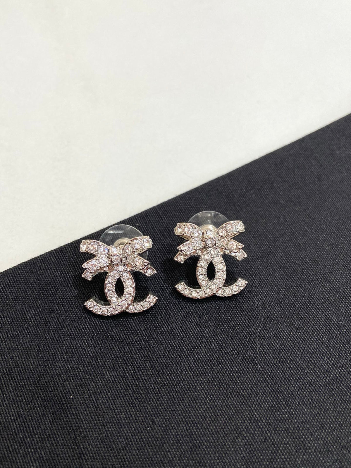 Chanel - Other - Metal alloy with glass crystals - Silver