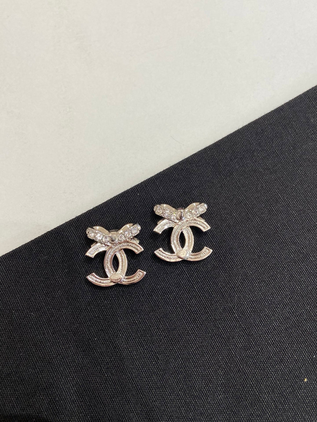 Chanel - Other - Metal alloy with glass crystals - Silver