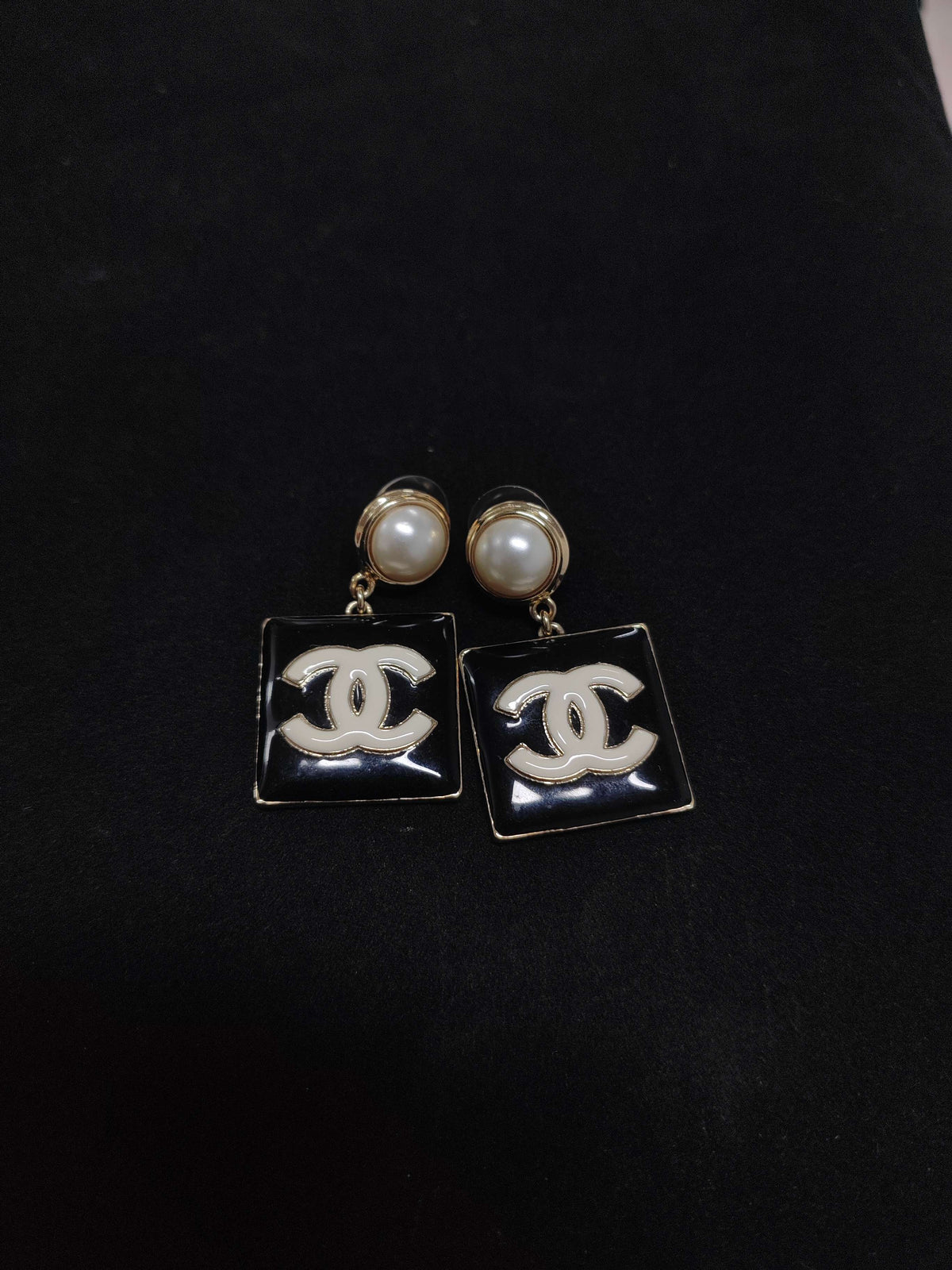 Chanel - Other - Metal alloy with imitation pearl and enamel details; exact alloy unspecified. - Multicolour