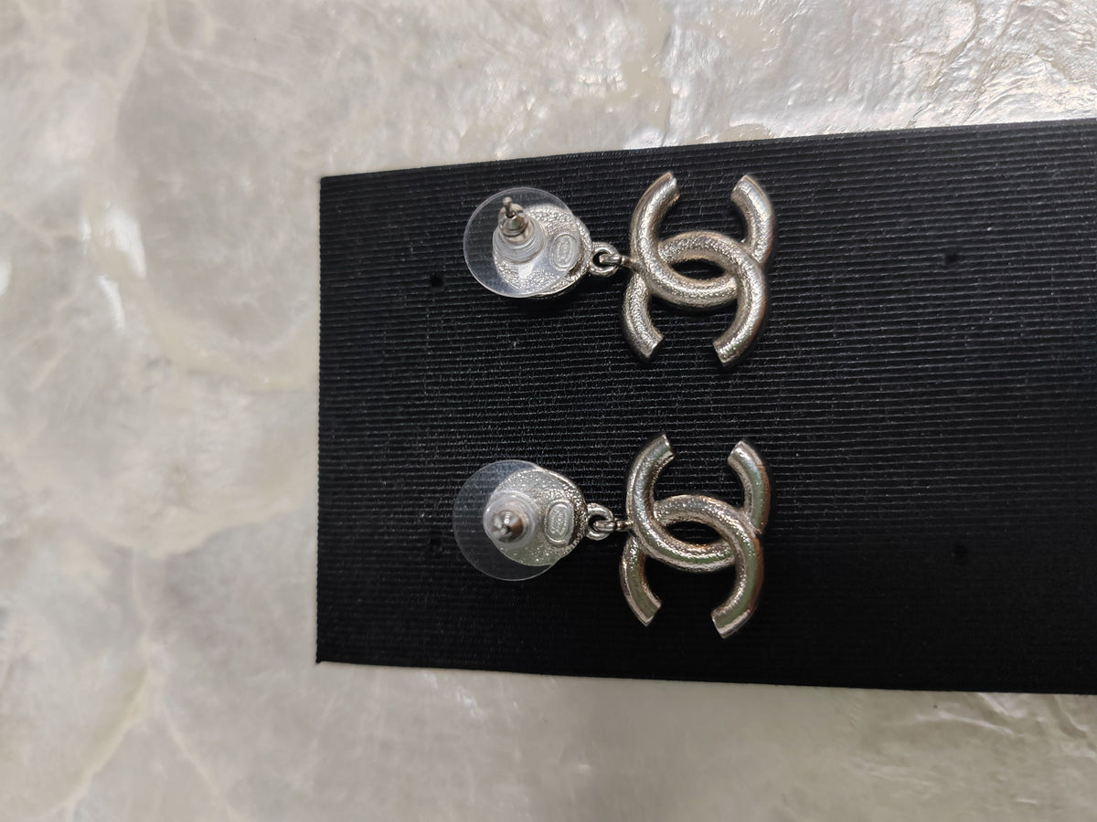Chanel - Other - Metal with glass rhinestones and black enamel. - Multicolour